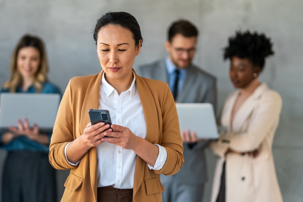 Illustrazione della mente distratta e neuroni specchio nelle relazioni umane