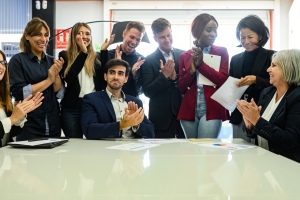 Imprenditore e team in una PMI italiana che lavora sull'employer branding